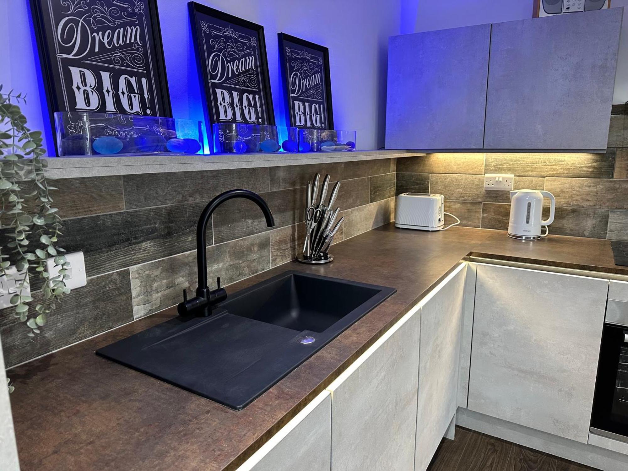 Vibrant Apartments Close To City Centre Cardiff Esterno foto