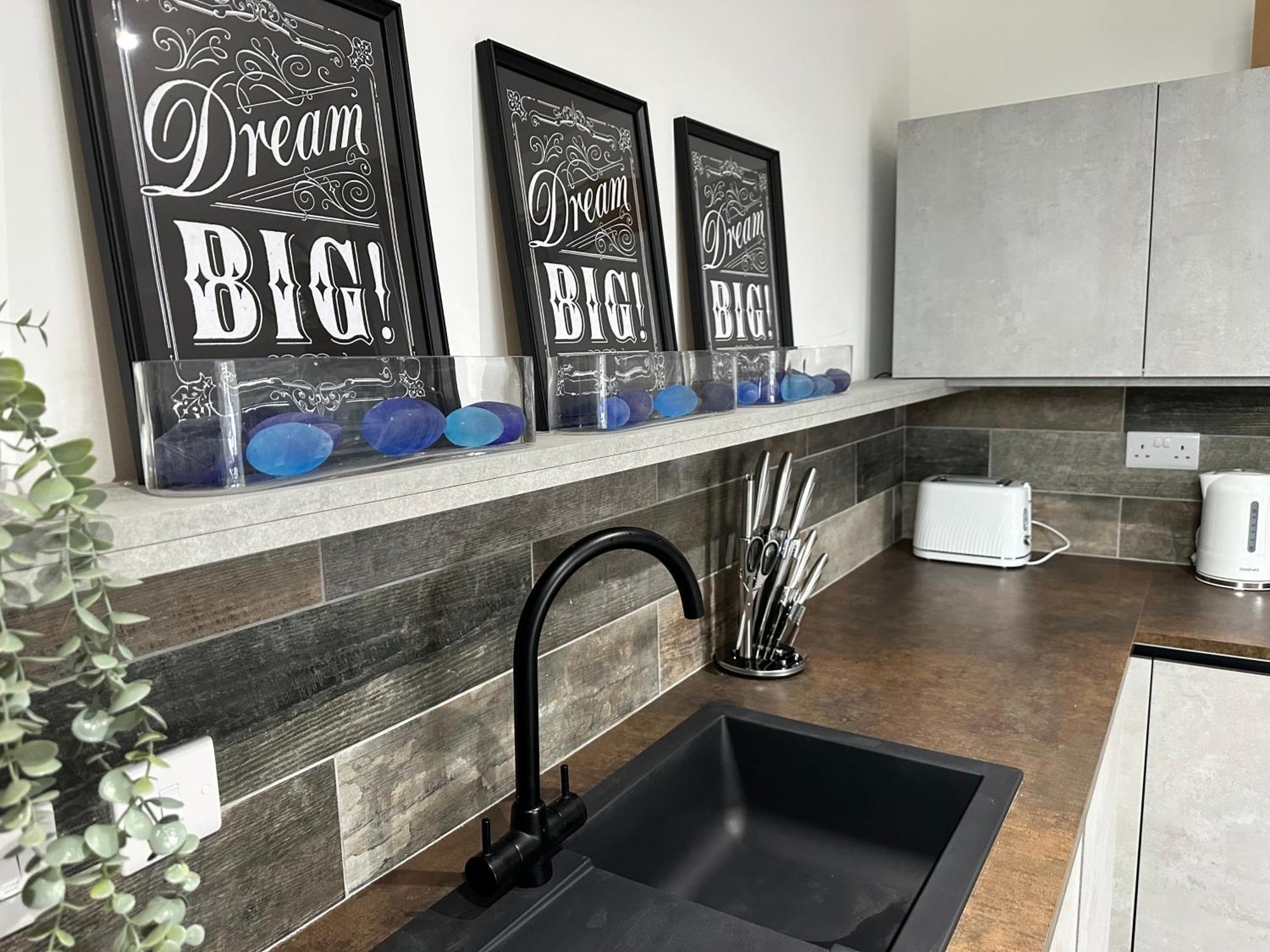 Vibrant Apartments Close To City Centre Cardiff Esterno foto